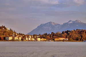 Blick über den Comer See auf Bellagio