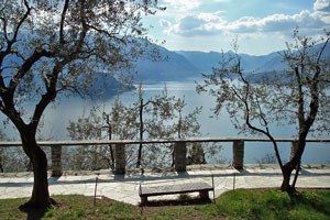 Blick vom Burghügel des Castello di Vezio